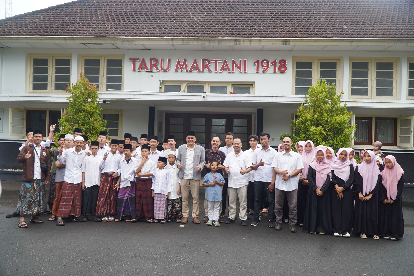 Penyerahan bantuan dari Taru Martani 