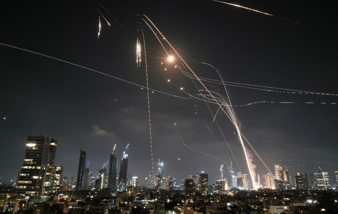 Iron dome Israel mencoba untuk menghambat serangan rudal ke Tel Aviv. 