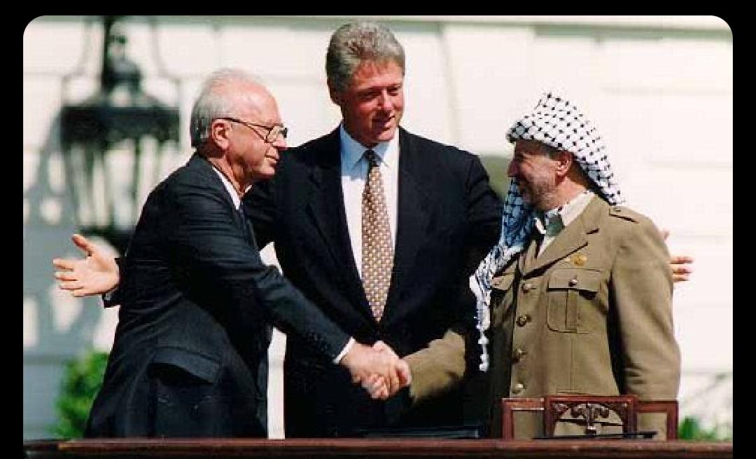 Momen bersejarah jabat tangan Yitzhak Rabin dan Yasser Arafat di Gedung Putih 1993 membuka harapan solusi dua negara.