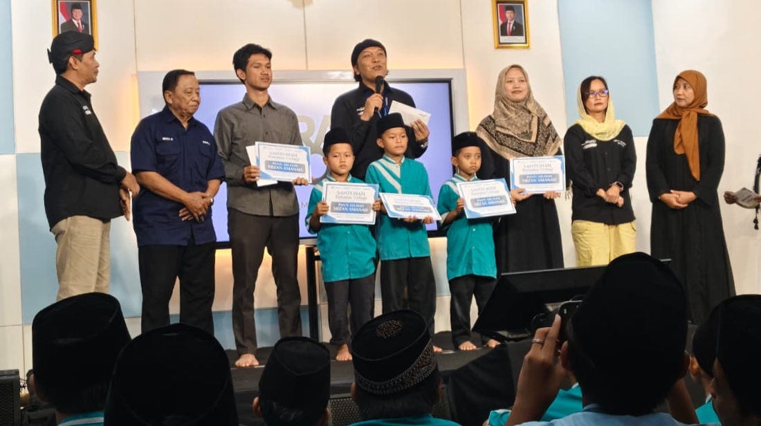 RAMADAN 53ERBAGI : Beberapa anak yatim piatu foto bersama usai menerima santunan dari Radio Kotaperak dan Megasawara Network Area Yogyakarta.