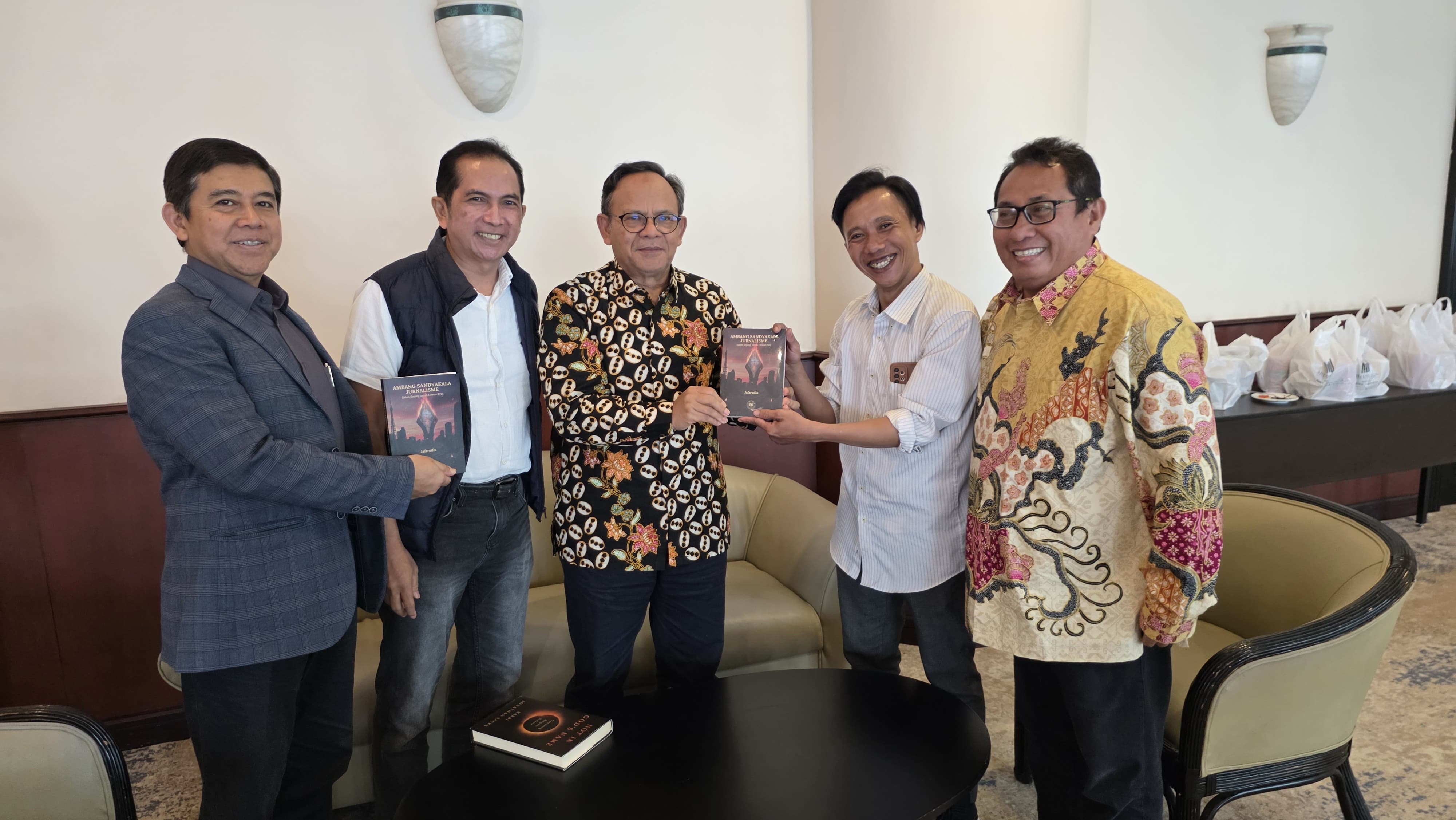 Jafaruddin menyerahkan langsung buku Ambang Sandyakala Jurnalisme, Salam Sayang untuk Dewan Pers, kepada ketua Dewan Pers, Prof. Dr. Komarudin