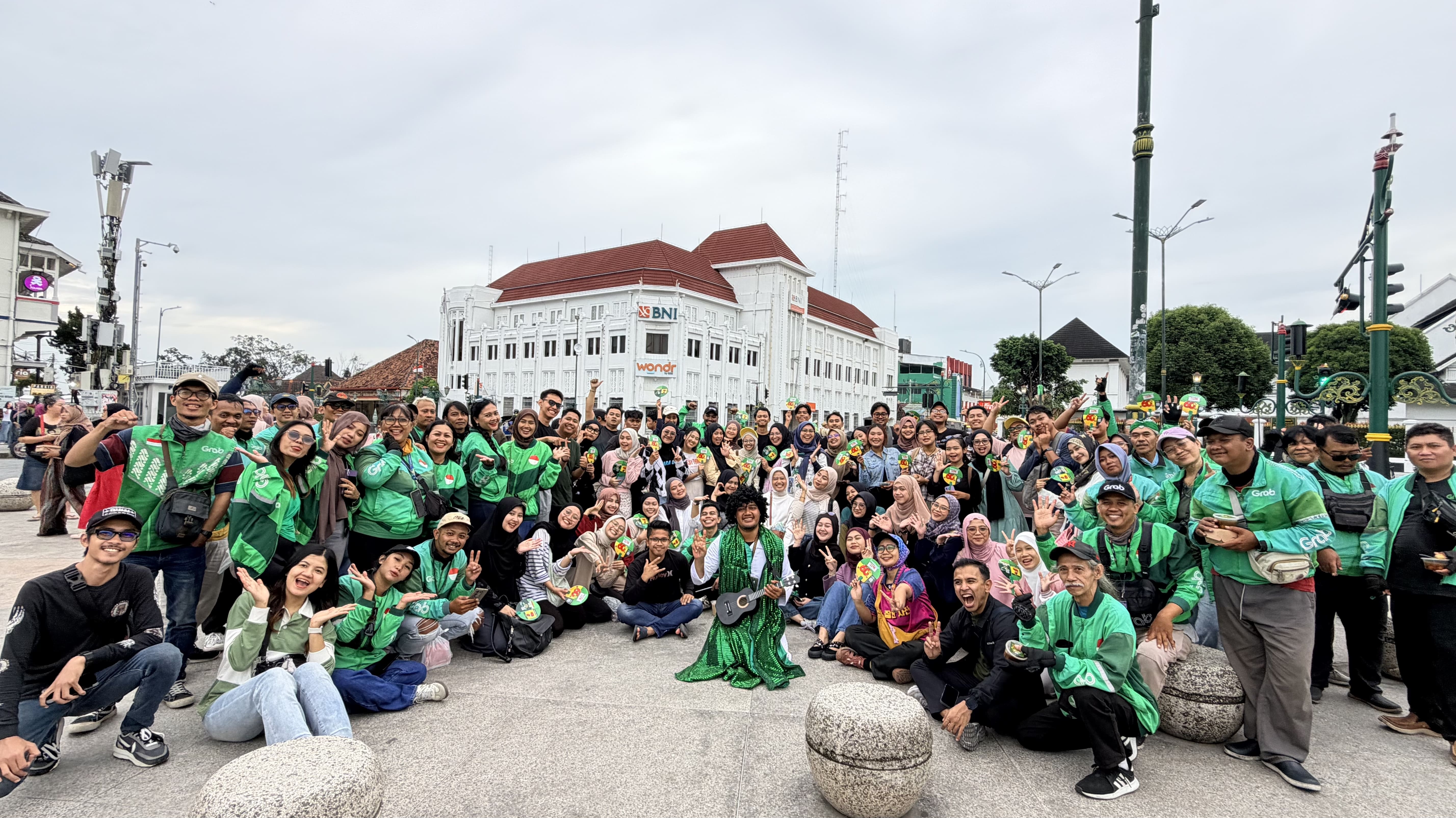 Mitra Grab Bagikan Ratusan Takjil di Yogyakarta
