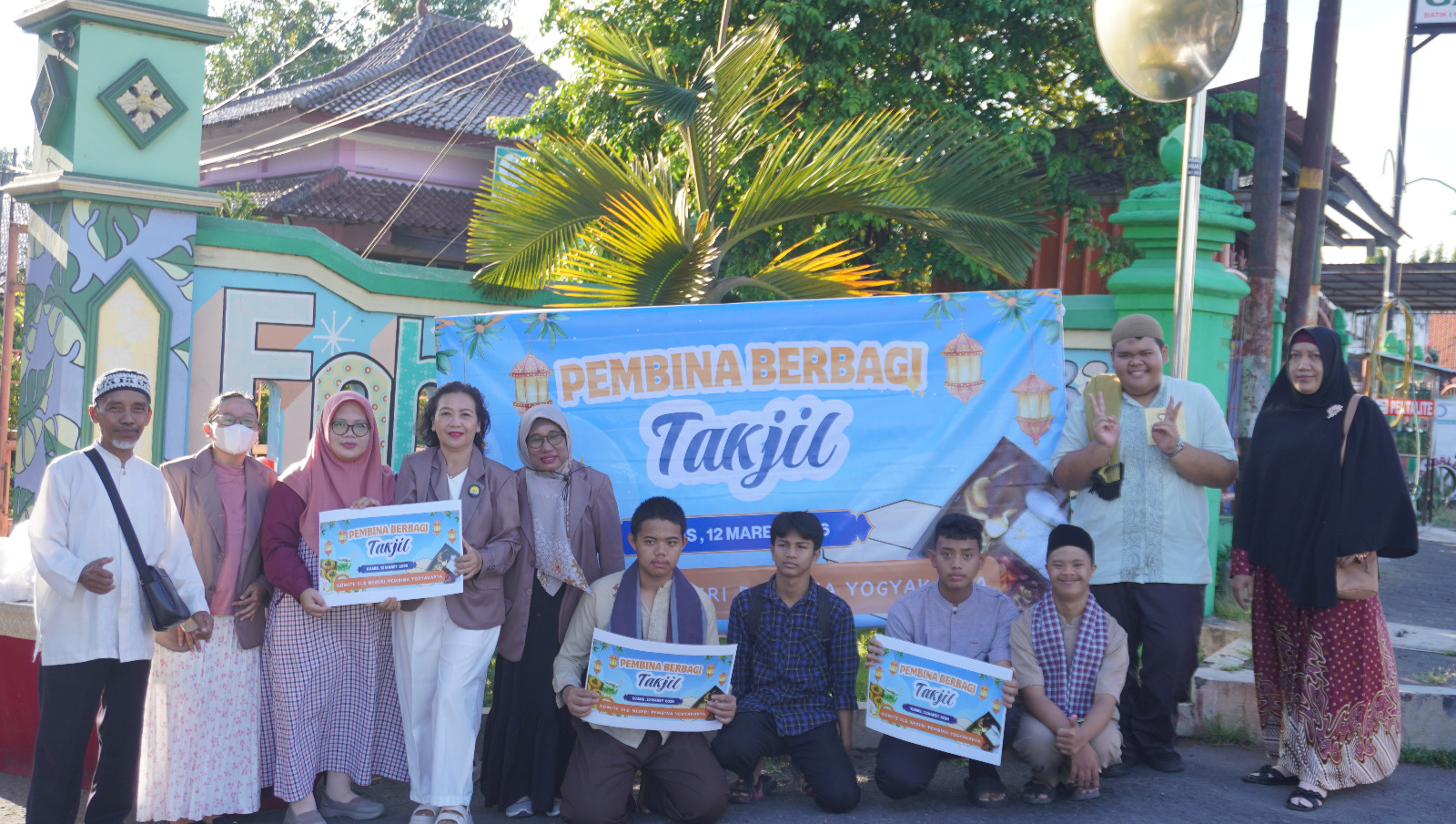 SLB Negeri Pembina Yogyakarta Gelar Takjil on the Road