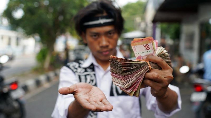 Ilustrasi seseorang meminta uang suap.