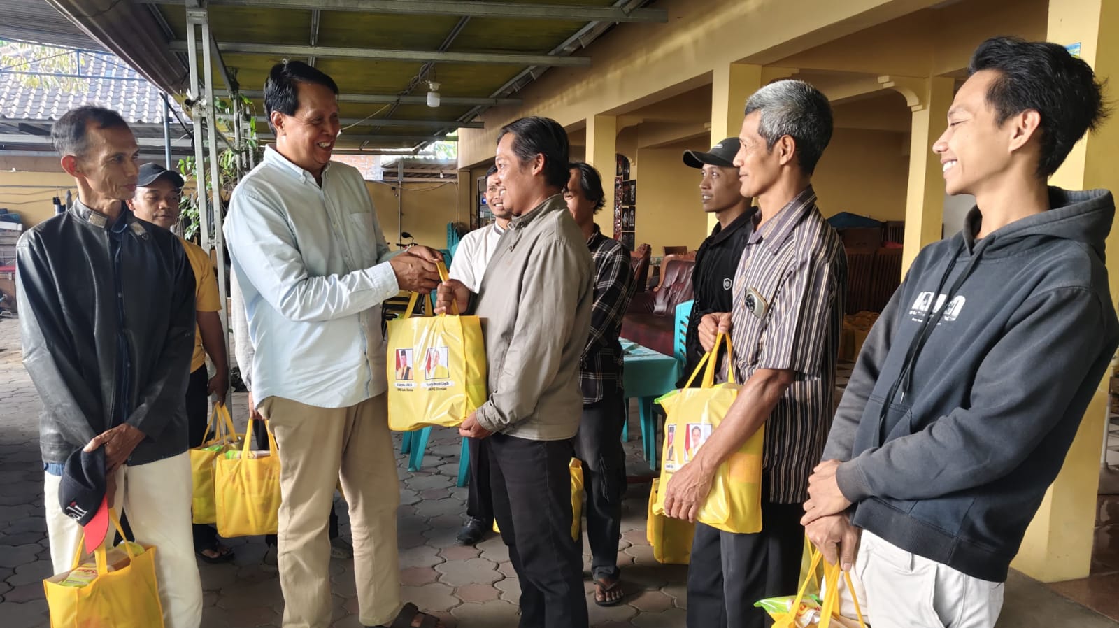 Anggota DPRD Kabupaten Sleman dari Partai Golkar, Suryono membagikan 1.000 paket sembako kepada masyarakat di wilayah Mlati dan Gamping. 