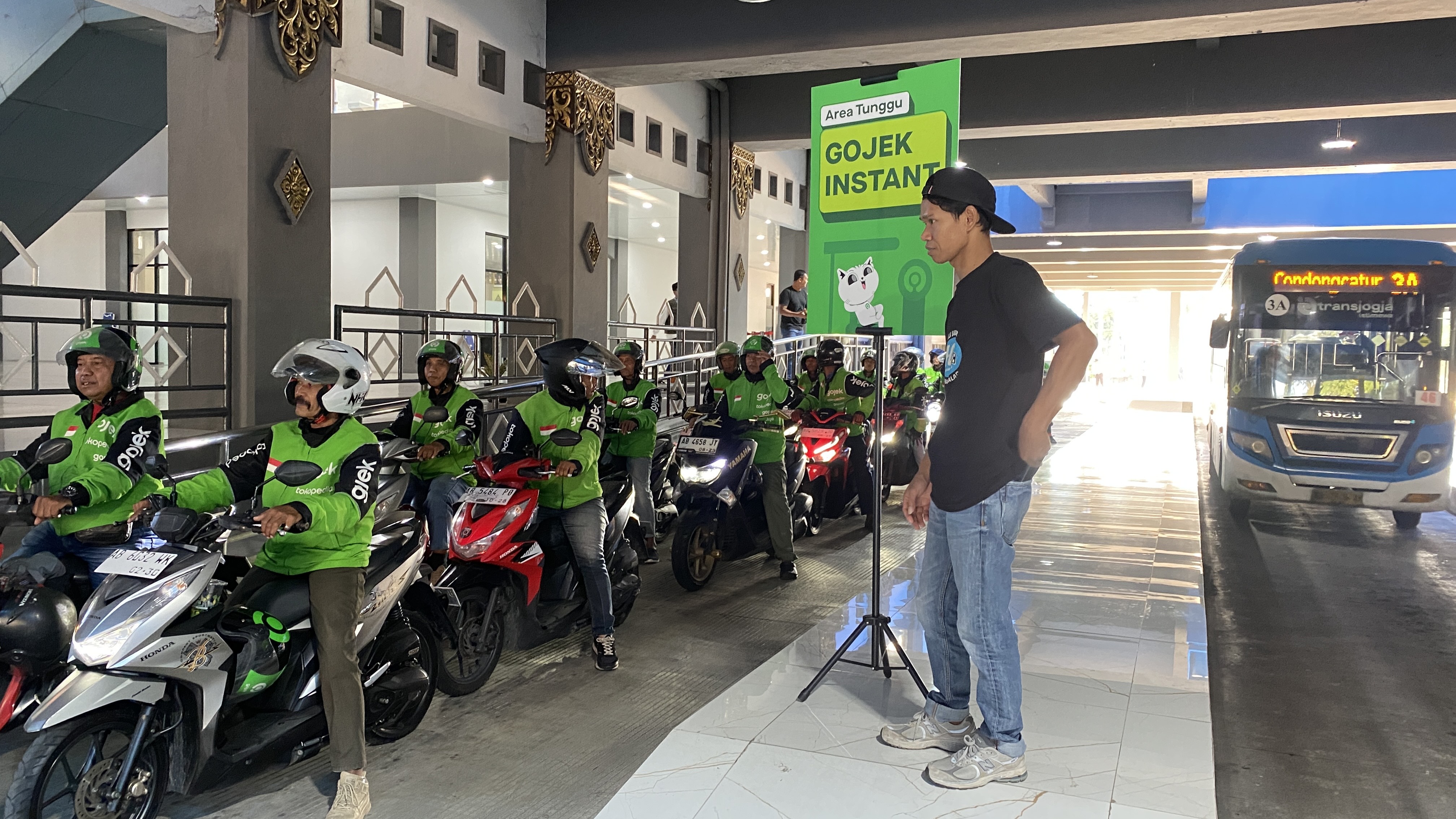 Shelter Gojek Instant baru di Terminal Giwangan untuk mempermudah pemudik tahun ini, Kamis (12/3).