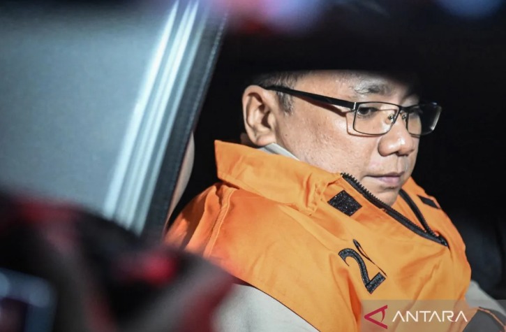 Tersangka kasus dugaan korupsi kuota haji dan penyelenggaraan ibadah haji Yaqut Cholil Qoumas mengenakan rompi tahanan usai menjalani pemeriksaan di Gedung Merah Putih KPK, Jakarta, Kamis (12/3/2026).