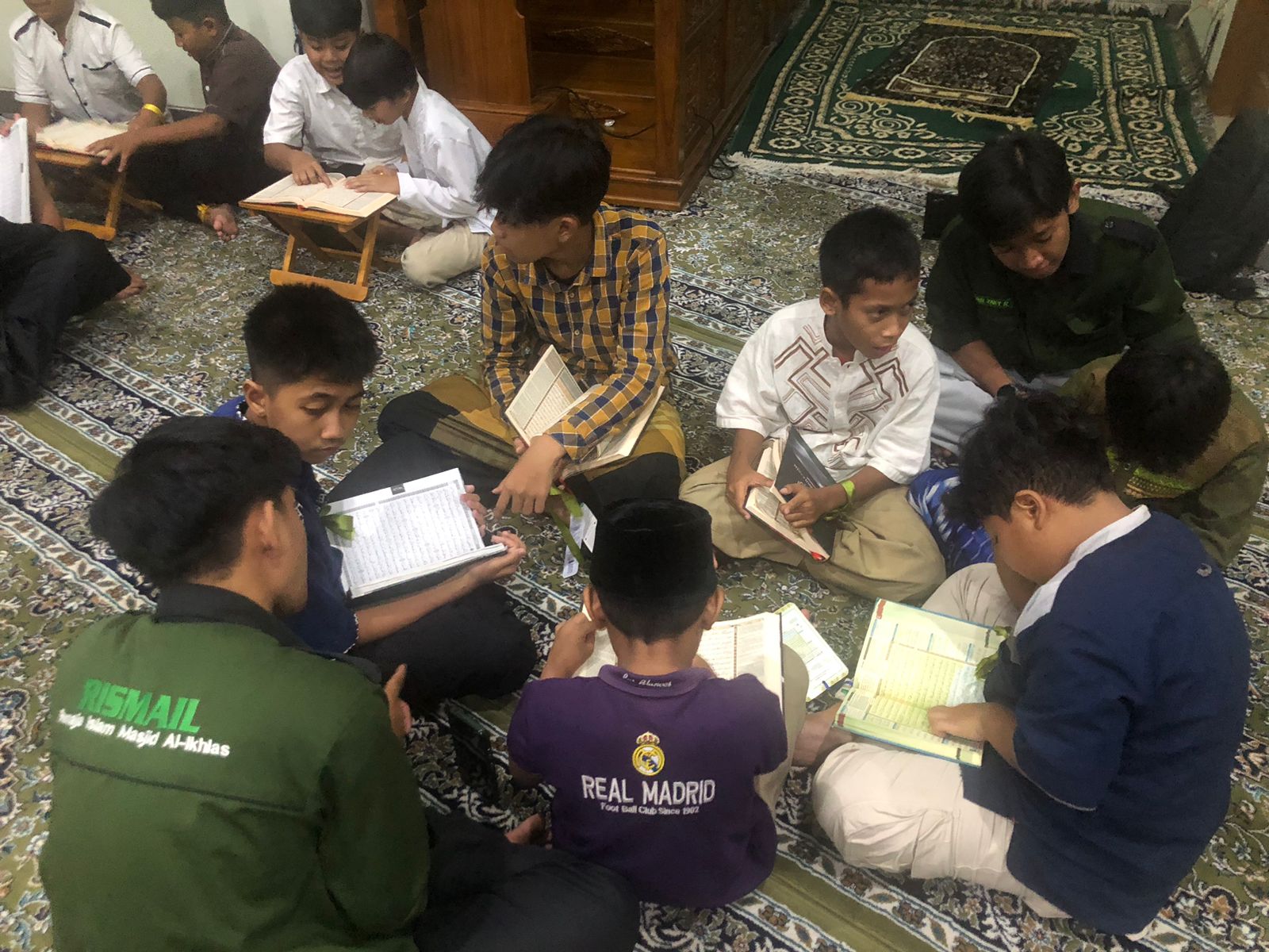 Pesantren  Ramadhan Beradab, Bahagiakan Orang Tua  (Pro-Bahagia), sebuah kegiatan religi yang diinisiasi oleh takmir Masjid Al-Ikhlas Karangsari Kulon, Kotagede, Kota Yogyakarta.