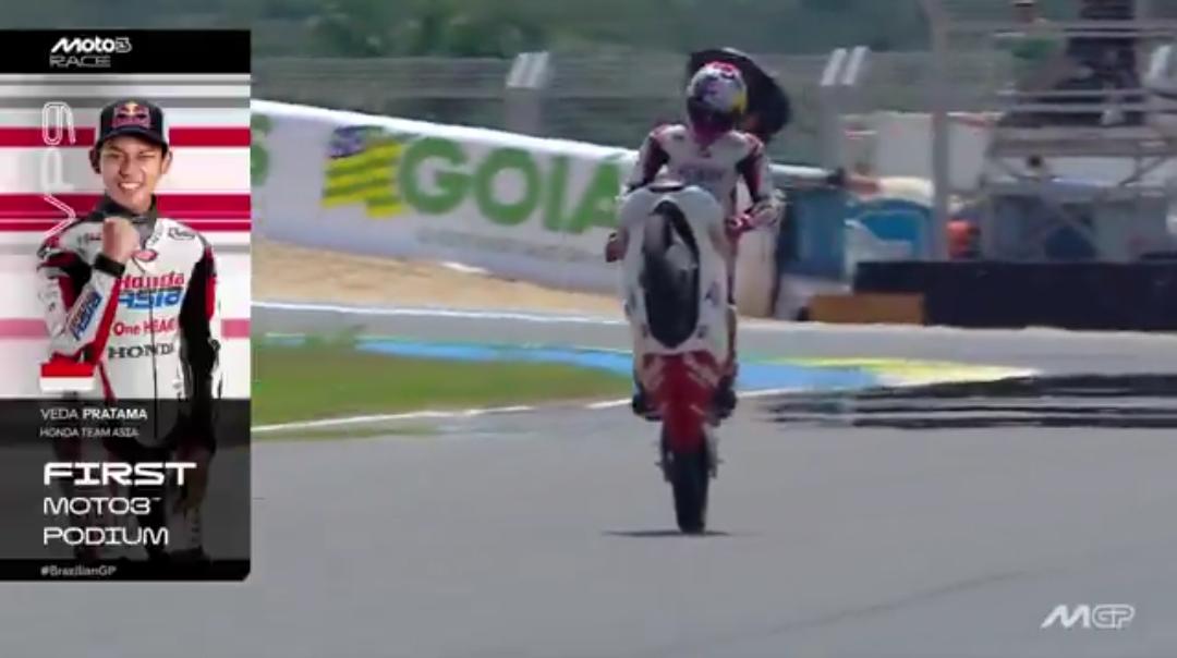 Pembalap muda Indonesia, Veda Ega Pratama, berhasil mencatatkan sejarah baru dengan meraih posisi ketiga (P3) di balapan Moto3 Grand Prix Brasil 2026 yang berlangsung di Sirkuit Ayrton Senna, Goiania.