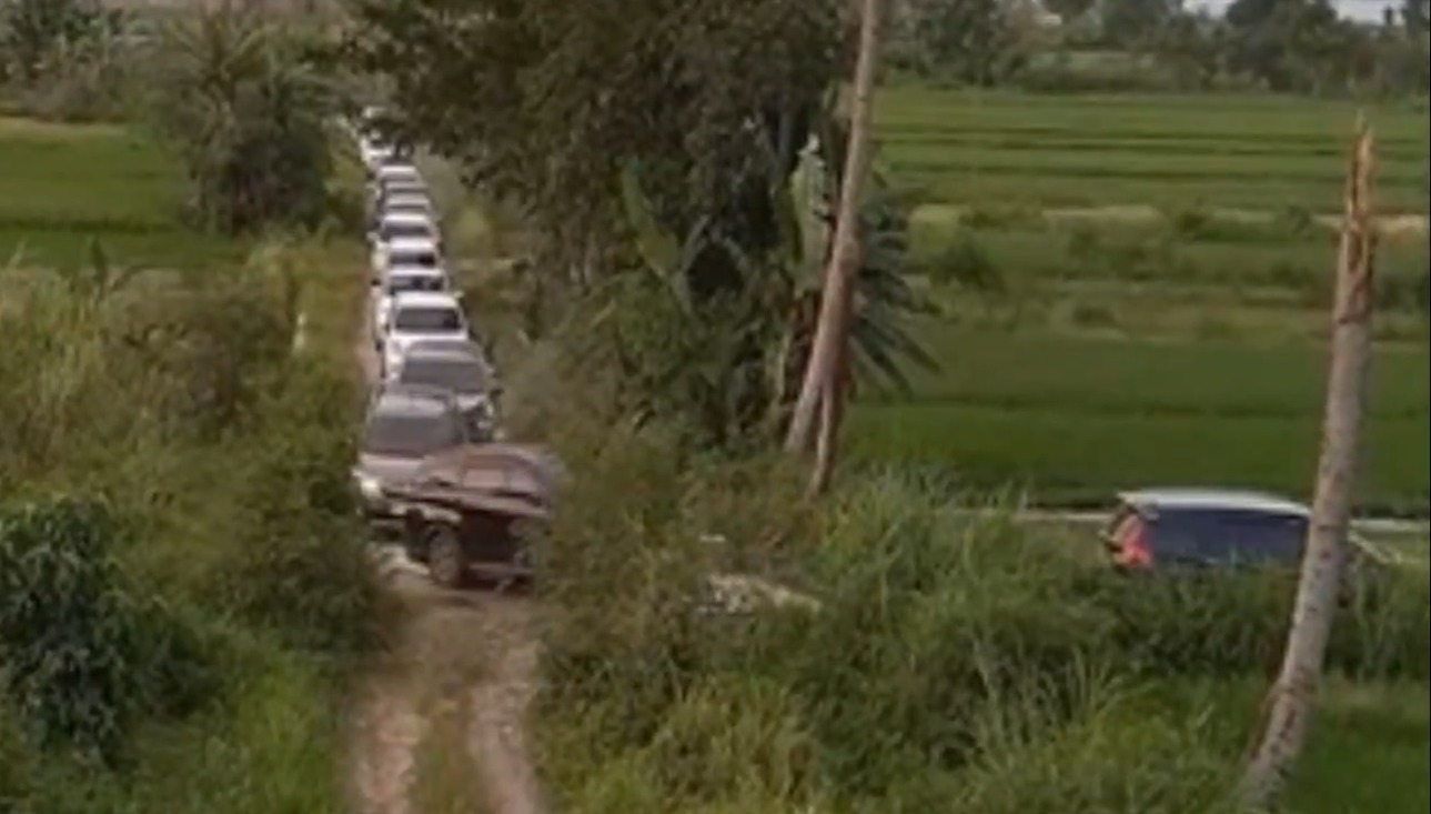 Puluhan bahkan ratusan pemudik serta wisatawan yang hendak masuk Gerbang Tol (GT) Purwomartani justru tersesat ke jalan setapak sempit, perkampungan, dan area persawahan karena ikuti GoogleMap.