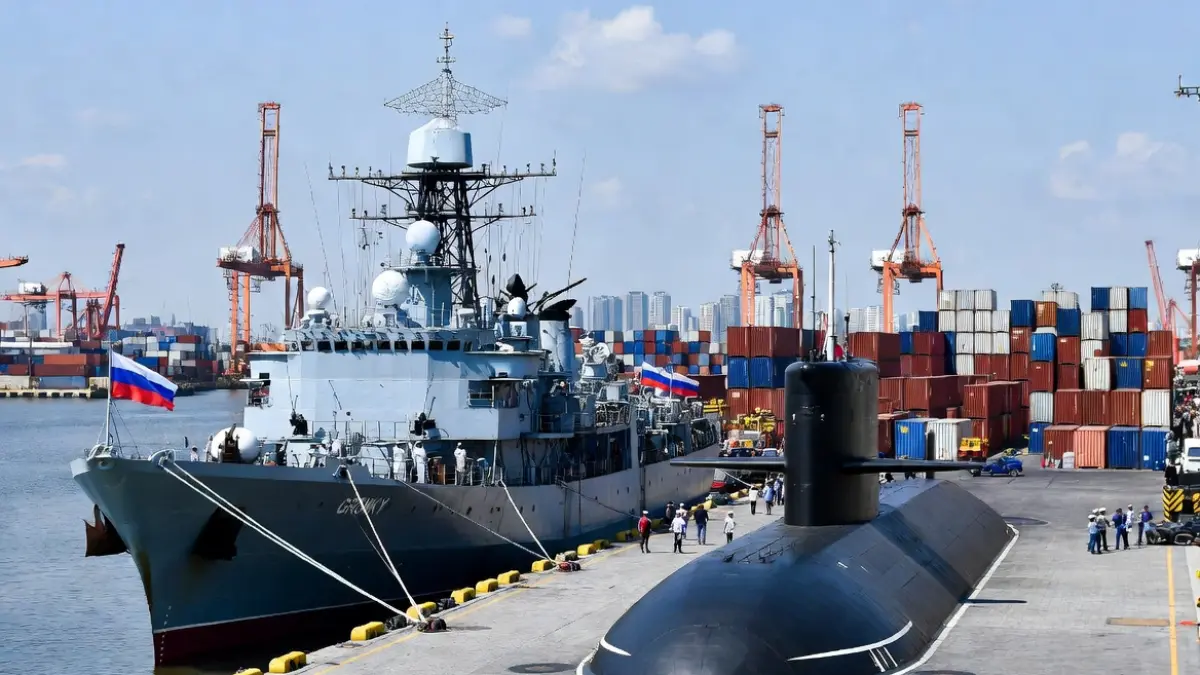 Ilustrasi kapal perang Rusia armada Pasifik yang siap ditonton di Pelabuhan Tanjung Priok Jakarta. (AI Image Generator)