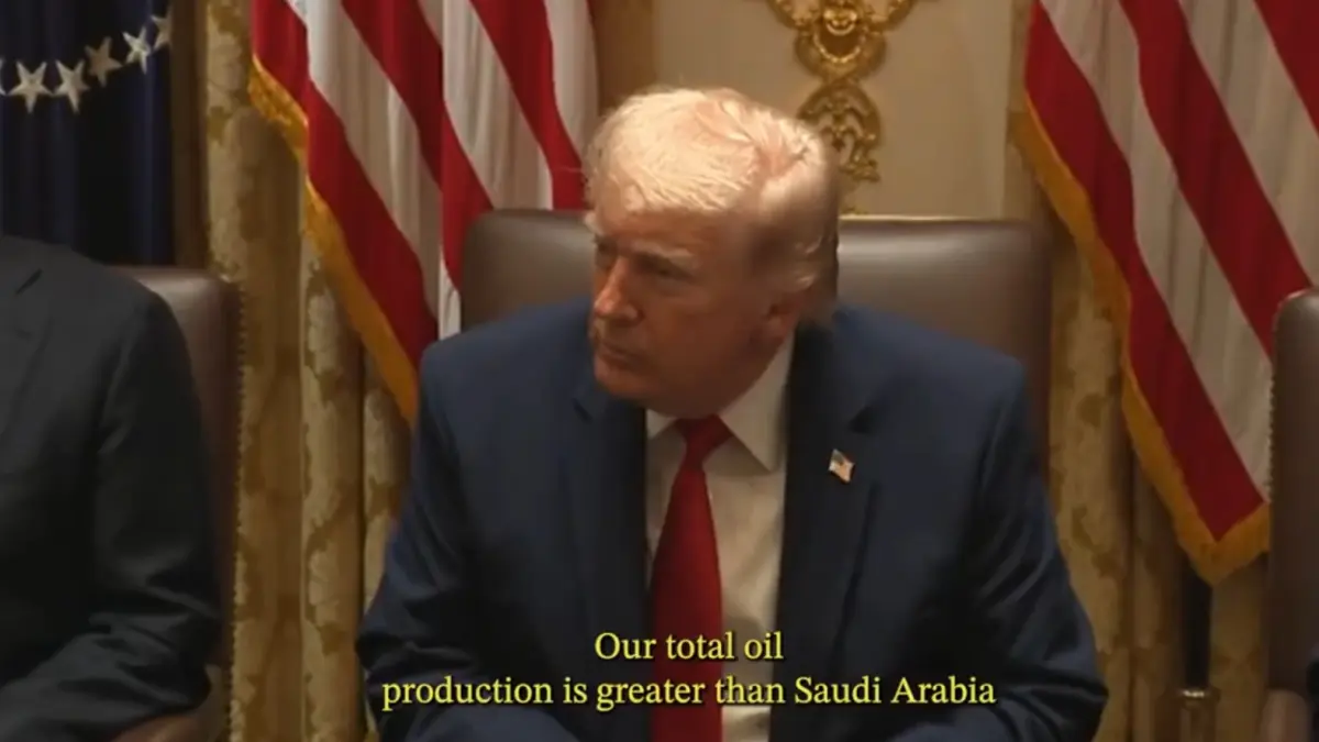  Produksi total petroleum liquids AS kini mencapai sekitar 24 juta barel per hari pada awal 2026, melampaui gabungan produksi Arab Saudi (9,5 juta bpd) dan Rusia (9,9 juta bpd). (x.com @ENERGY)