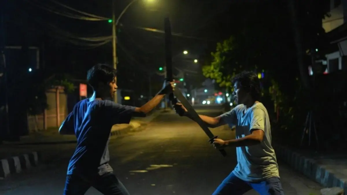 Ilustrasi dua anak muda terlibat duel gladiatoran di Yogyakarta. (AI Image Generator)