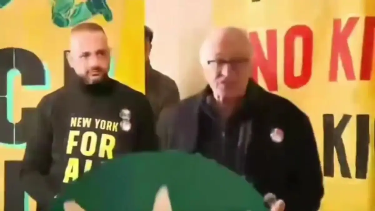 "Kita sudah cukup! No Kings, No Trump. Cukup dengan perang yang tidak perlu yang merampok sumber daya kita dan mengorbankan nyawa prajurit kita," tegas De Niro, yang disambut sorak-sorai massa. (x.com) 