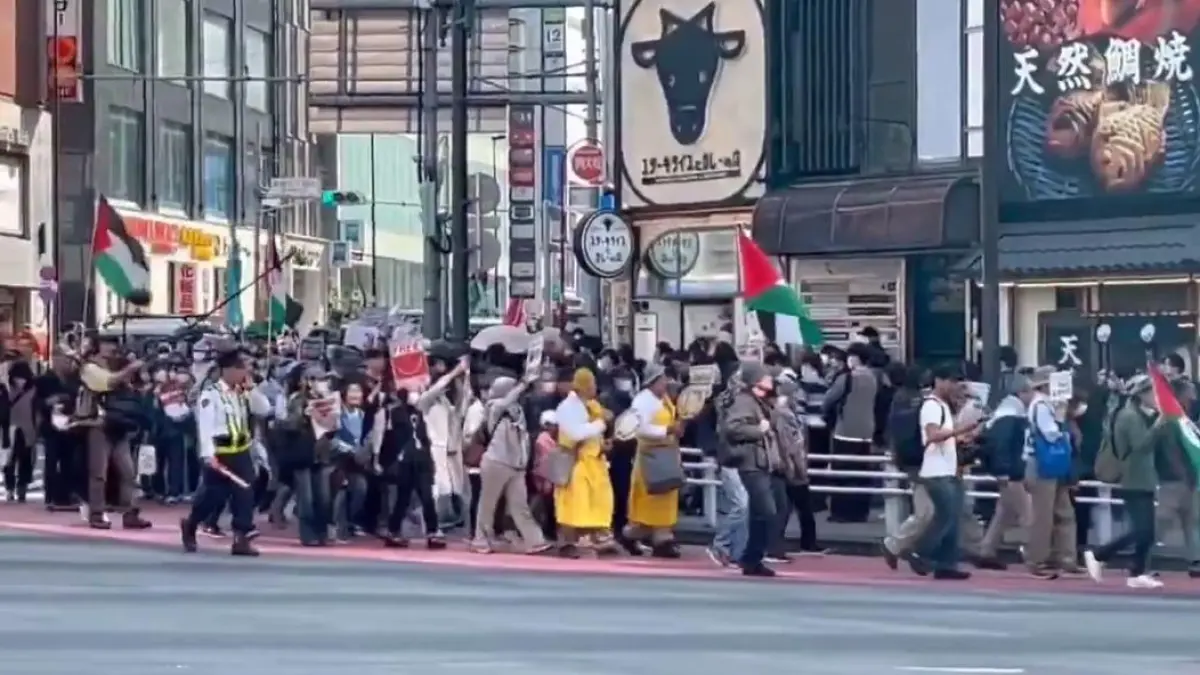 Ribuan warga Jepang turun ke jalan di distrik Shinjuku, Tokyo, pada Sabtu 28 Maret 2026, menggelar aksi damai mendukung Palestina. (@AkimotoThn)