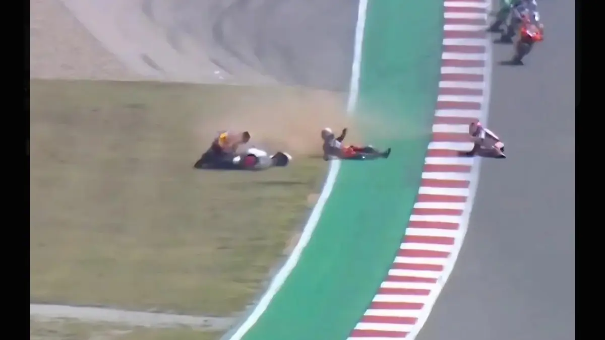 Momen dramatis highside Veda Ega Pratama di Tikungan 11 saat balapan Moto3 GP Americas 2026. Rookie Indonesia ini terjatuh saat sedang fight di grup depan, menyebabkan DNF pertamanya musim ini. (tangkapan layar youtube)