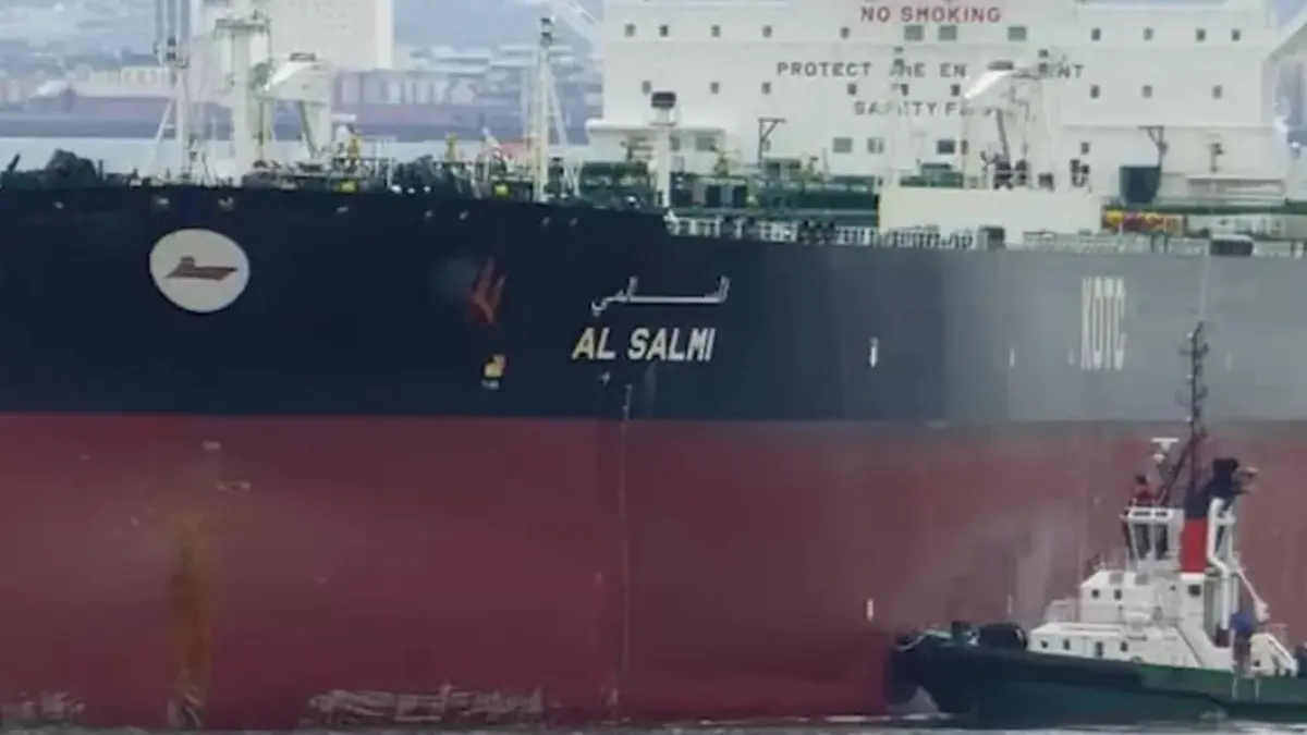 Tanker minyak mentah raksasa berbendera Kuwait, Al-Salmi, yang membawa sekitar 2 juta barel minyak, diserang drone Iran di perairan dekat Pelabuhan Dubai, Uni Emirat Arab, pada Selasa dini hari. (tangkapan layar x.com)