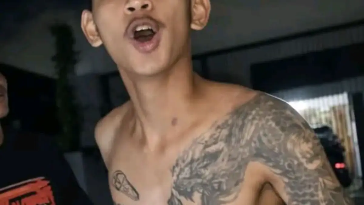 Cuplikan video viral pengendara melawan arus malah marah-marah dan meludahi korban. (@merapi_uncover)