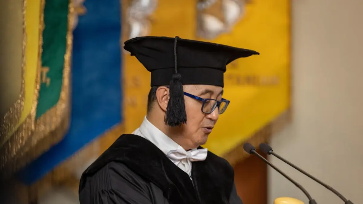 Dosen Fakultas Biologi UGM Prof. Dr. Eko Agus Suyono, M.App.Sc, menyampaikan pidato pengukuhannya sebagai Guru Besar dalam Bidang Bioteknologi Industri dan Lingkungan, Kamis (2/4), di Balai Senat UGM. (Humas UGM)