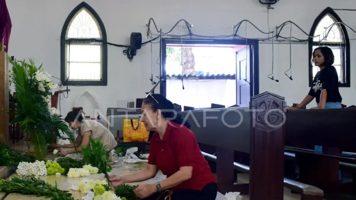 Umat Katolik menata bunga di Gereja Katolik Santo Yusuf Kota Blitar, Jawa Timur, Kamis (2/4/2026). Pembersihan dan penataan ornamen tersebut dilakukan guna menyambut rangkaian pelaksanaan ibadah Paskah oleh jemaat setempat yang diperkirakan akan diikuti oleh 1.000 hingga 1.500 umat Katolik di daerah itu. (ANTARA FOTO/Irfan Anshori)