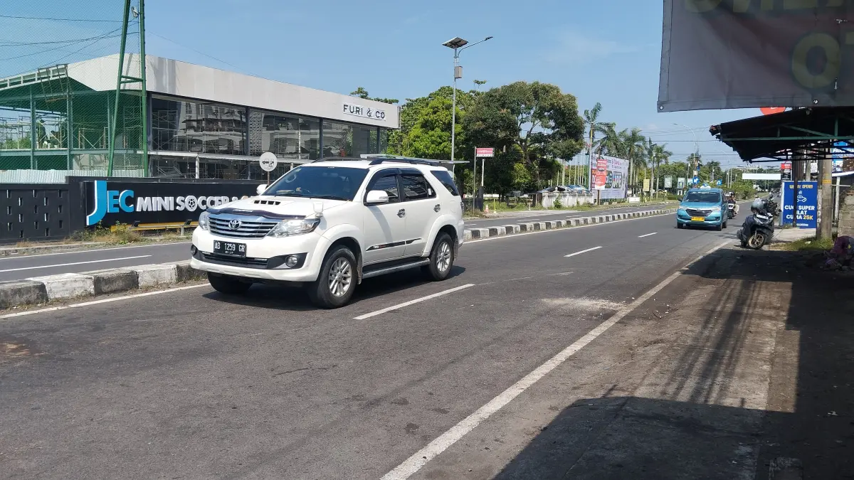 Lokasi kejadian mobil menabrak pengendara motor dan warung di depan JEC yang saat ini telah dibersihkan Jumat (3/4/2026). (Cintia Yuliani/Radar Jogja) 
