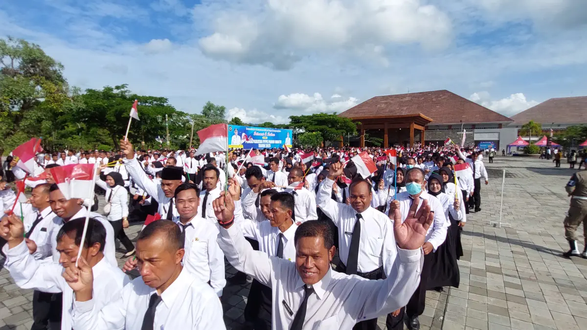 PPPK Paruh Waktu Pemkab Kulon Progo menerima surat keputusan pengangkatan status menjadi ASN. (ANOM BAGASKORO/RADAR JOGJA)