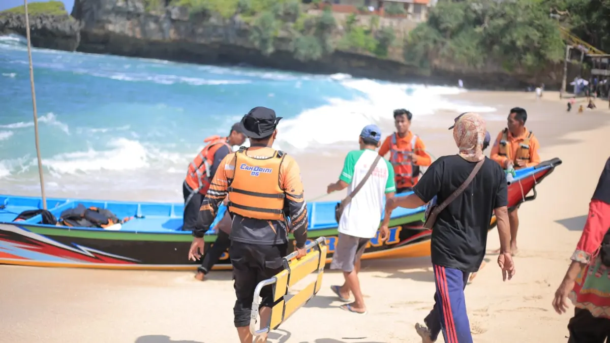 Satu unit Perahu dikerahkan untuk menyelamatkan wisatawan yang terseret arus balik laut Pantai Ngrumput di Kapanewon Tanjungsari Gunungkidul, Jumat (3/4/2026). (Dokumentasi/Satlinmas Rescue Istimewa Wilayah II)
