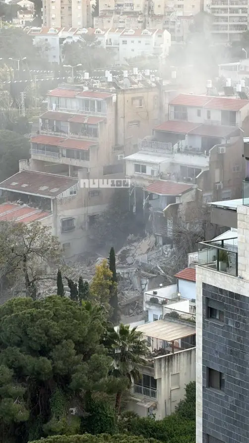 Foto menunjukkan kerusakan berat pada bangunan residensial di Israel pasca-serangan rudal Iran. Bangunan tampak roboh sebagian, puing-puing berserakan, dan asap mengepul tebal, menjadi bukti visual dari eskalasi konflik Iran-Israel yang memasuki hari ke-37 pada April 2026. (x.com @JacksonHinkle)