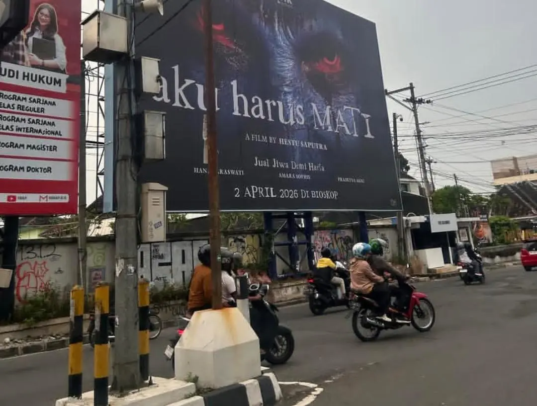 Baliho film Aku Harus Mati di Pertigaan Kolombo Jogja. 
