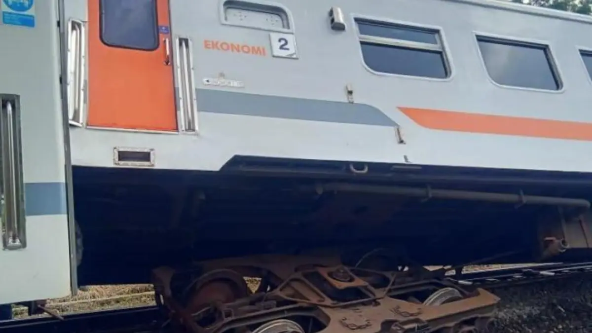 Kereta Api (KA) Bangunkarta relasi Jombang-Pasarsenen (KA 161) mengalami anjlok di emplasemen Stasiun Bumiayu, Kabupaten Brebes, Jawa Tengah, pada Senin (6 April 2026) pukul 14.15 WIB. (postingan @sahabat_kereta di platform X) 