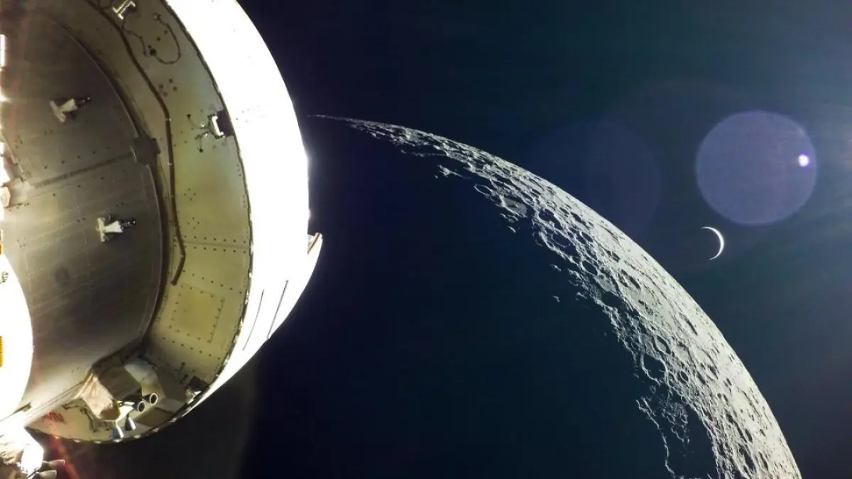 Artemis II saat berada di atas sisi gelap bulan. 