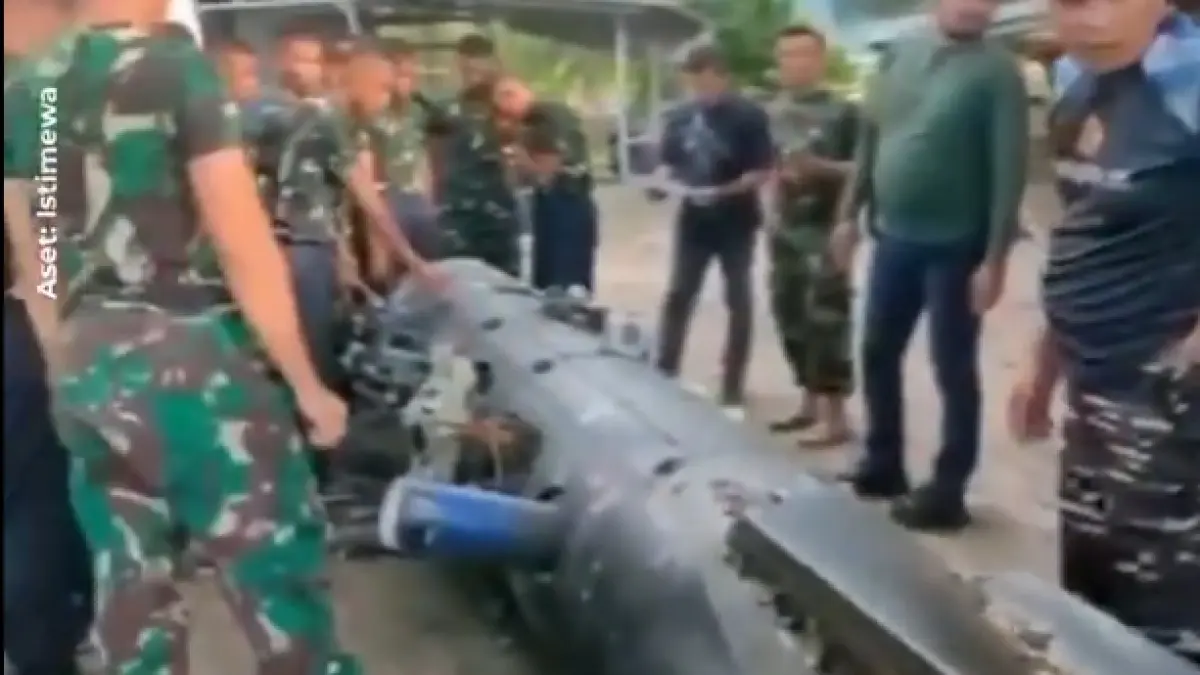 Benda asing berbentuk silinder menyerupai torpedo yang ditemukan di perairan Gili Trawangan, Kabupaten Lombok Utara, Nusa Tenggara Barat (NTB). (istimewa)