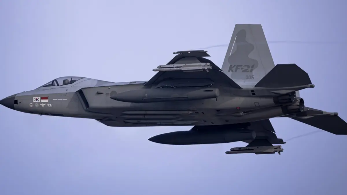 JET TEMPUR KF-21 BORAMAE: Pemerintah Korea Selatan secara resmi menyetujui transfer satu unit prototipe jet tempur KF-21 Boramae (prototipe kelima) beserta data dan teknologi pengembangan ke Indonesia.
