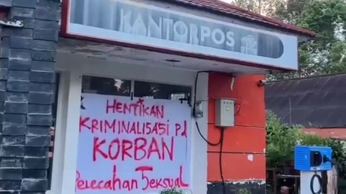 Mahasiswa dan pemuda Pagar Alam&nbsp;menggelar demonstrasi di depan Kantor Pos setempat, membawa spanduk bertuliskan Hentikan Kriminalisasi Korban Pelecehan. (istimewa)