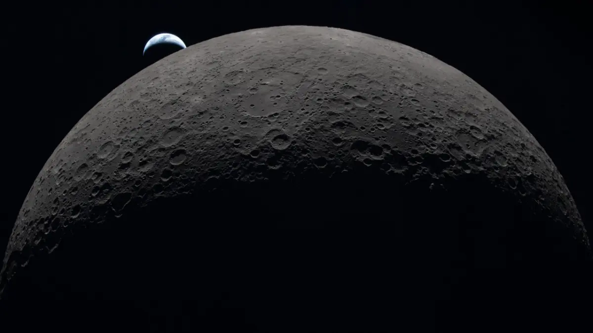  Pesawat luar angkasa Orion dalam misi Artemis II berhasil mengabadikan foto-foto spektakuler Bumi terbit (Earthrise) dan permukaan Bulan yang detail saat melakukan flyby bersejarah. (Nasa)