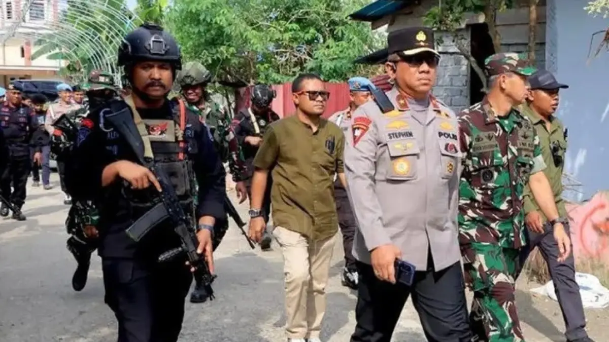 Wakil Kepala Kepolisian Daerah (Wakapolda) Maluku Utara Brigjen Pol. Stephen M. Napiun, S.I.K., S.H., M.Hum., bersama Forkopimda setempat turun langsung memimpin pengamanan proses pemakaman korban sekaligus melakukan mitigasi konflik sosial. (@DivHumas_Polri)