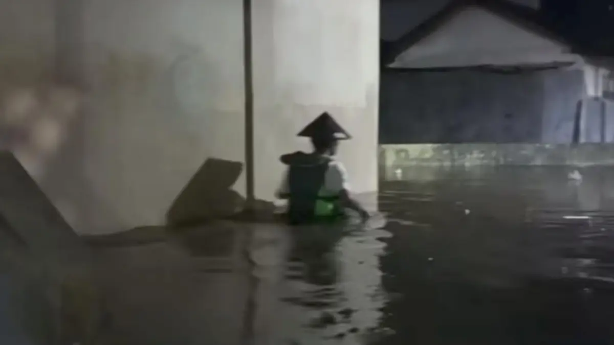 Hujan deras yang mengguyur Kota Jogja malam ini, Kamis 9 April 2026 menggenangi kampung Klitren Kota Jogja karena meluapnya Kali Belik. (istimewa) 