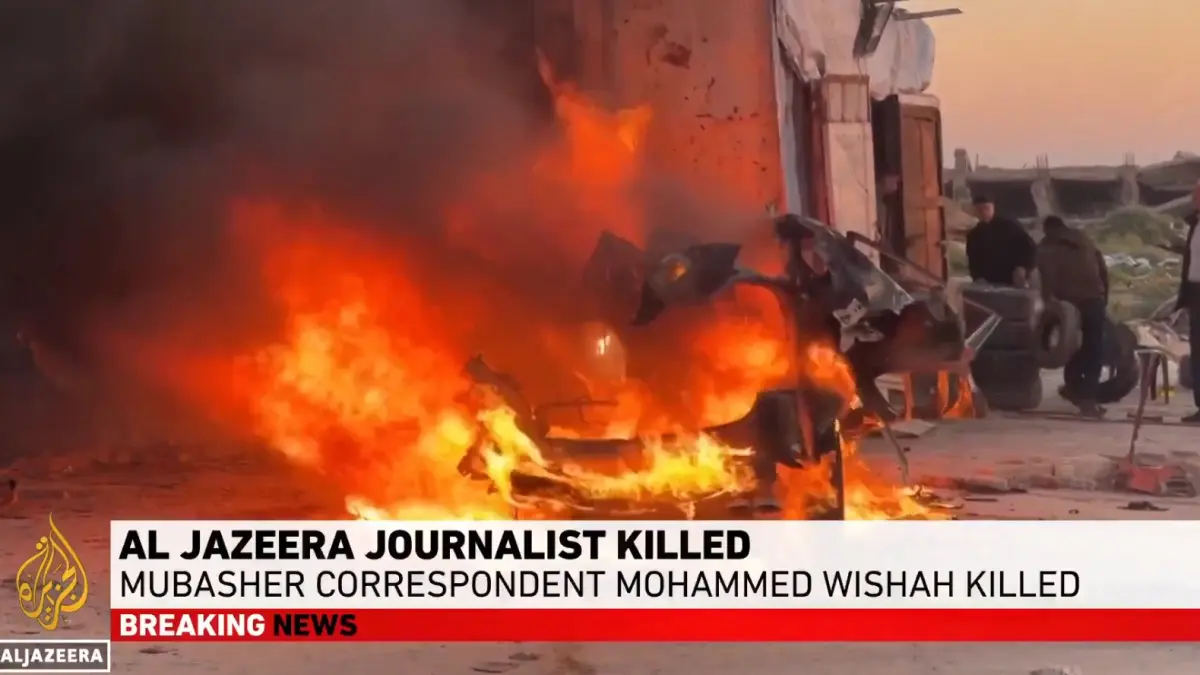Mohammed Wishah, koresponden Al Jazeera Mubasher, tewas ketika mobil sedan putihnya diserang drone Israel di Jalan al-Rashid, kawasan Sheikh Ajlin, barat Gaza City, pada Rabu (8 April 2026). (istimewa)