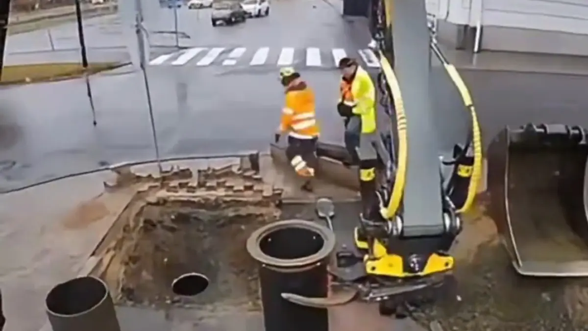 Seorang operator eskavator menunjukkan keterampilan luar biasa dengan mengendalikan alat berat raksasa seolah sedang melakukan operasi bedah yang sangat presisi. (@One_Way_Home)