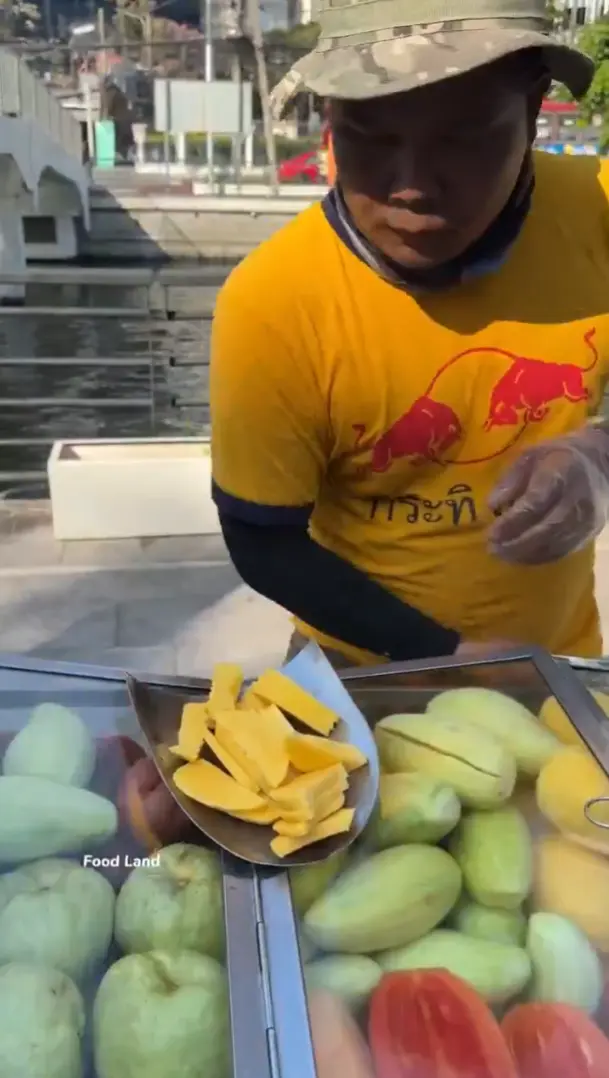 Cuplikan video penjual buah di Bangkok Thailand yang viral di X.