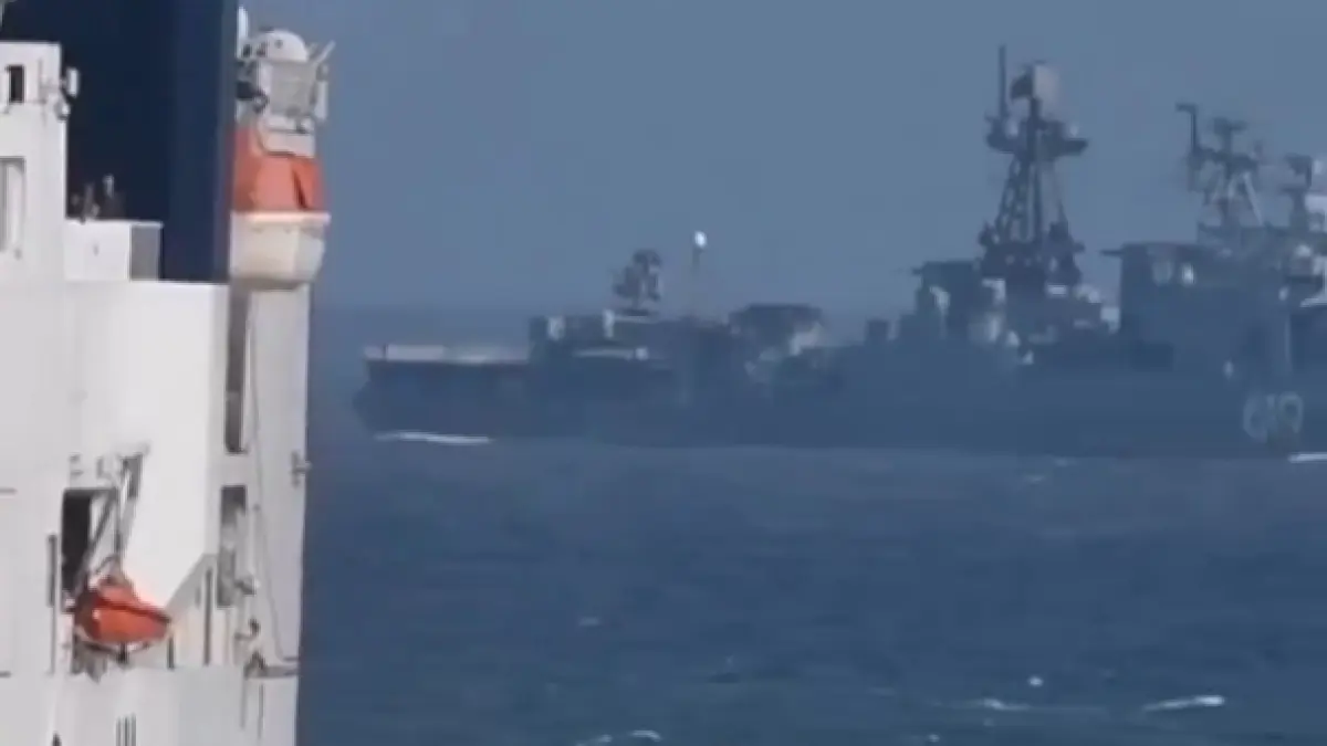 Kapal perang Rusia berlayar dekat kapal feri Denmark, menandakan kehadiran militer yang lebih kuat di jalur perdagangan komersial.