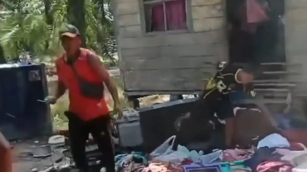 Massa melakukan aksi perusakan dan pembakaran barang-barang di setidaknya dua rumah yang diduga menjadi tempat peredaran narkoba. 
