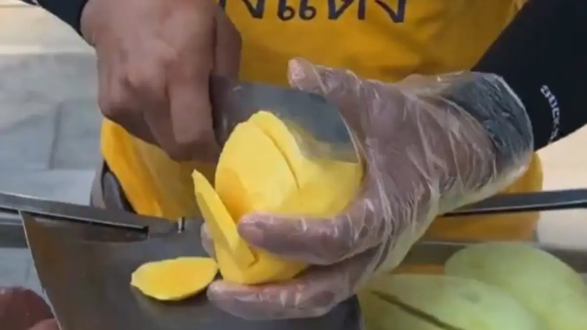 Video tersebut memamerkan pedagang buah yang menyusun buah-buahan segar secara presisi, meja kerja mengkilap bersih, serta cara penyajian yang rapi dan higienis, langsung menuai pujian netizen dari berbagai negara.