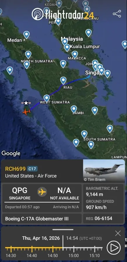 Boeing C-17 Globemaster III terpantau melintasi ruang udara Indonesia, Kamis (16 April 2026) siang.