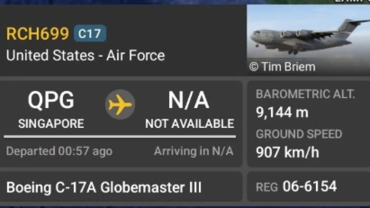 Boeing C-17 Globemaster III terpantau melintasi ruang udara Indonesia, Kamis (16 April 2026) siang.