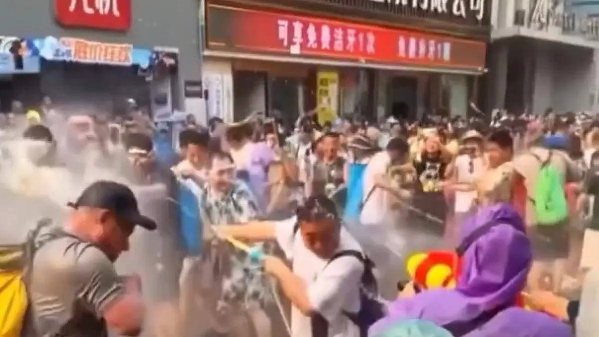 Festival Songkran atau Tahun Baru Tradisional Thailand yang dikenal sebagai "pertarungan air terbesar di dunia" kembali menjadi sorotan karena tingginya angka kecelakaan lalu lintas. 