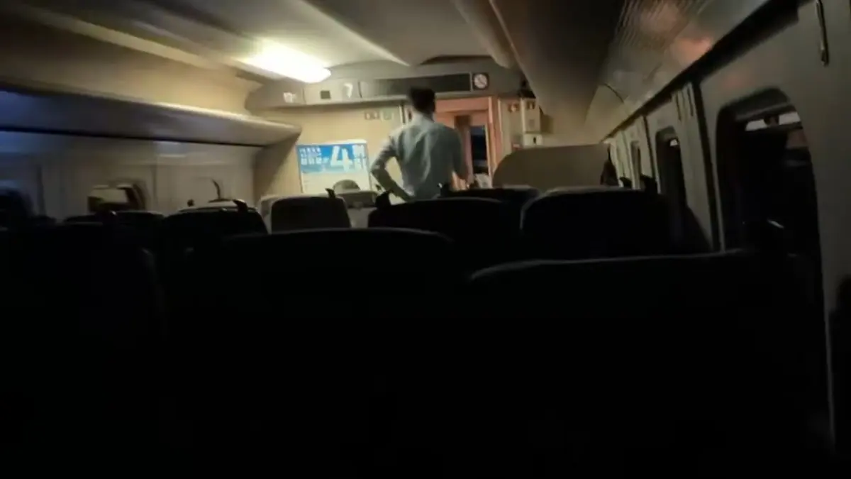 Tangkapan video ketika kereta peluru Shinkansen Jepang berhenti sebelum peringatan gempa berbunyi.