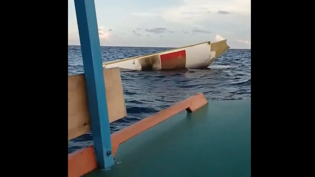 Video rekaman nelayan setempat yang viral di media sosial memperlihatkan serpihan besar berwarna putih dengan gambar bendera China yang jelas terpampang.