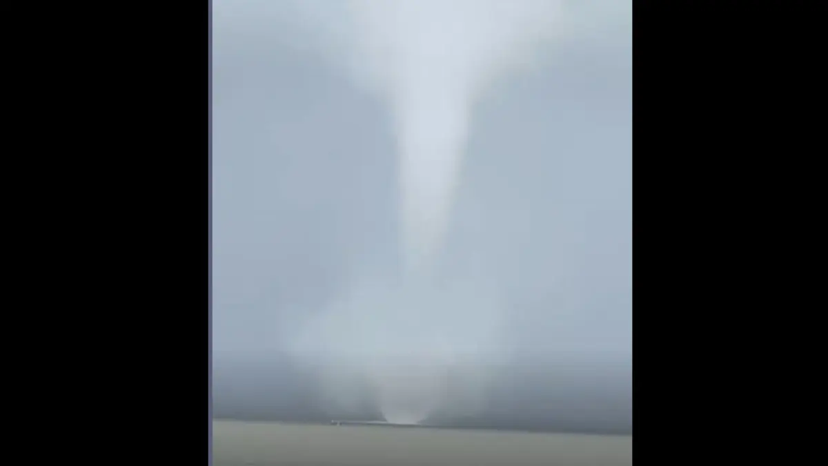  Fenomena waterspout atau angin puting beliung terjadi di perairan Selat Madura, tepat di sekitar Jembatan Suramadu, pada Rabu (22/4/2026) siang. 
