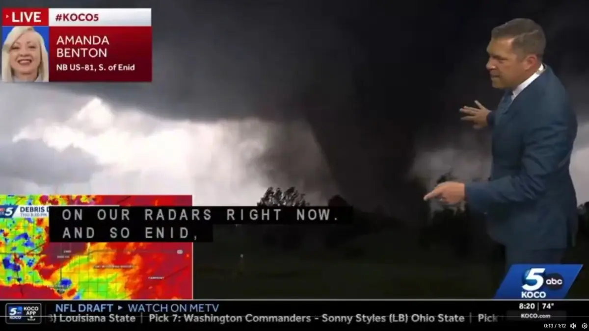 Siaran berita TV yang menayangkan tornado di Amerika. 